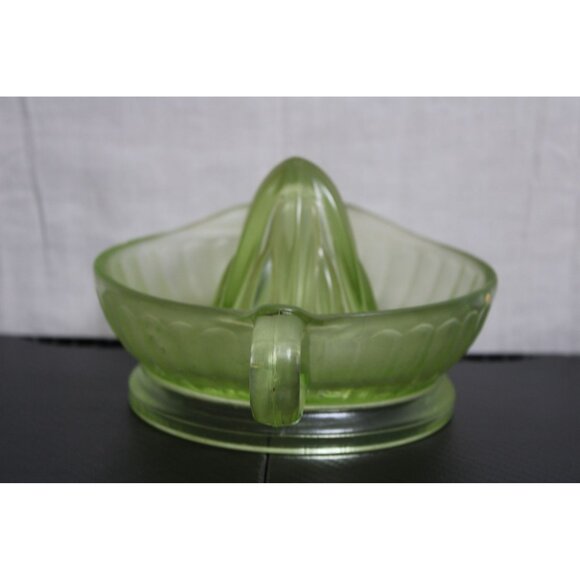 Beautiful Green Glass Uranium Vintage Juicer - Picture 2 of 5